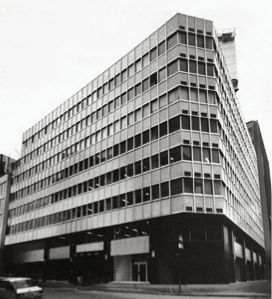 商号を「株式会社松本伊兵衛商店」から、「株式会社マツモト交商」に変更。社名変更から3日後の11月6日、マツモト共同ビルが完成