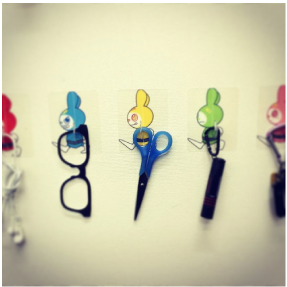 さて、フックステッカーに何を引っ掛けよう。