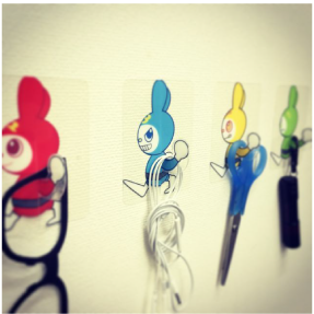 壁に貼ってフックが作れる。