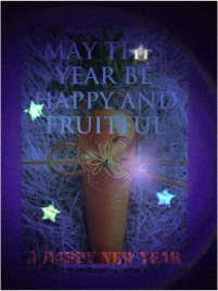 ワンポイントに入れた星と文字がひときわ目立ってます。星はグリーン、イエローで A HAPPY NEW YEAR はレッドで表現しております。