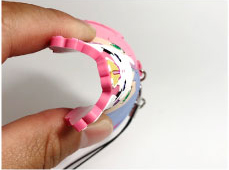 色鮮やかな仕上がり印刷ではないためグラデーションや写真は出来ませんが単色を組み合わせた色鮮やかな表現が可能です。 また、凹凸があり立体感があるのも特徴